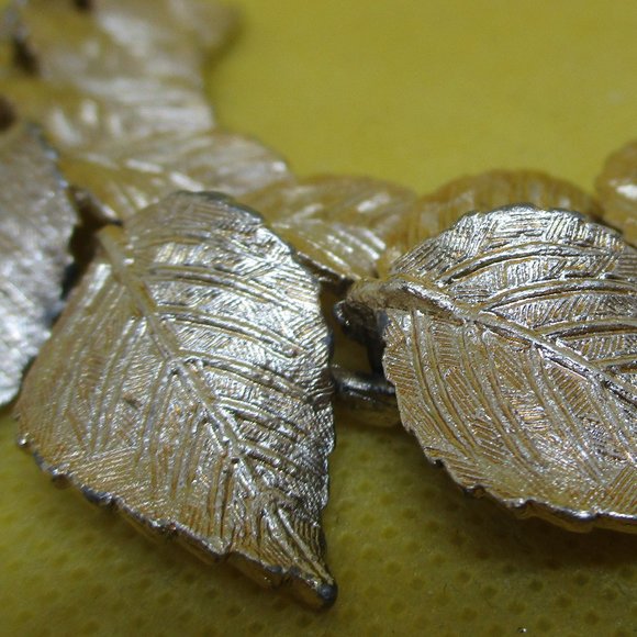 Vintage ART BRACELET HEAVY Signed Art Gold Tone Bracelet Gold Tone Leaves - Picture 11 of 15